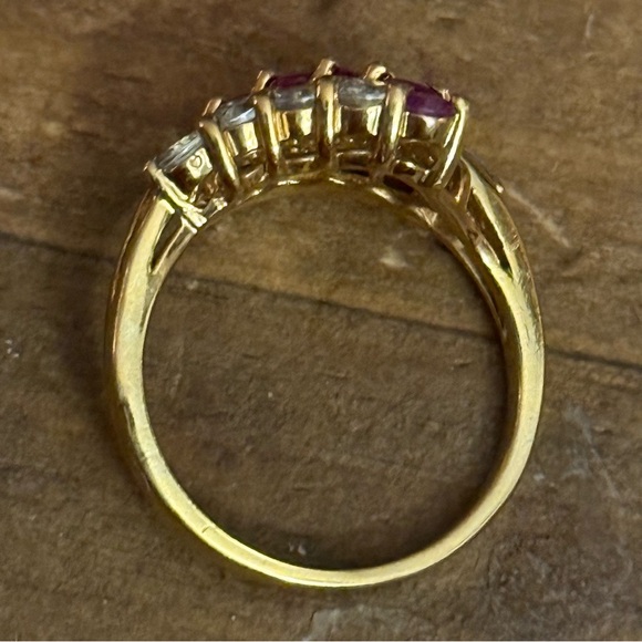 Vintage gold tone clear and purple gemstone ring - Picture 8 of 8